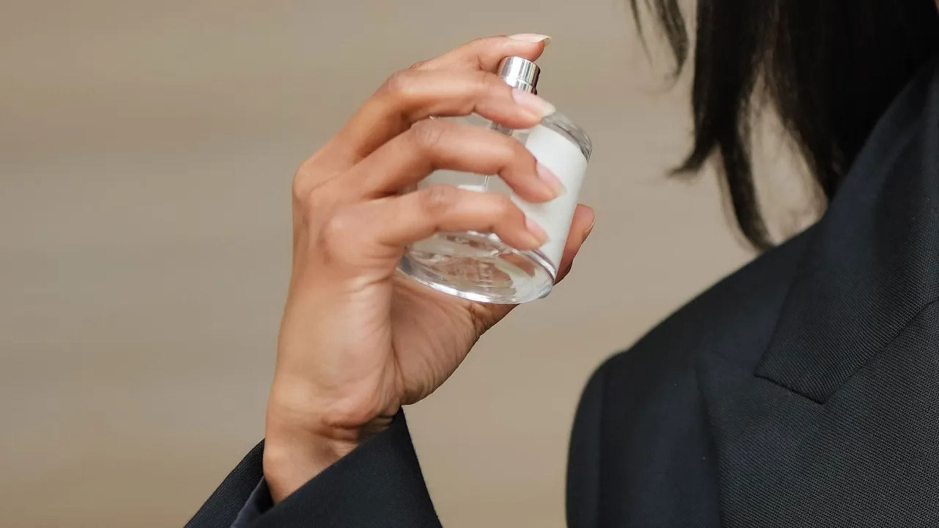  সাদা ভিনেগার: সমপরিমাণ সাদা ভিনেগার ও জল মিশিয়ে একটি মিশ্রণ তৈরি করুন। স্পঞ্জ বা তুলো দিয়ে দাগের জায়গায় হালকা করে ঘষুন। ভিনেগার দাগের পাশাপাশি পারফিউমের কড়া গন্ধও দূর করবে।