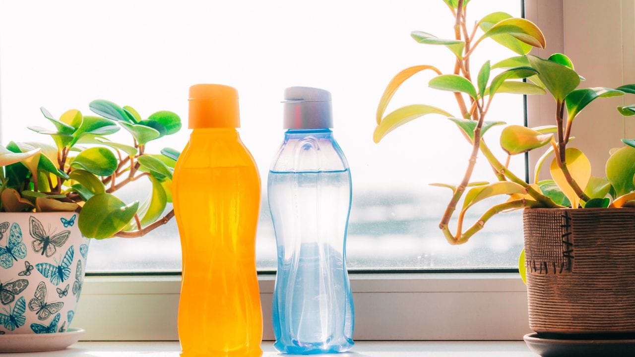 অতিরিক্ত ঠান্ডা জল এড়িয়ে চোলাই ভাল তবে গোটা দিনে প্রচুর জল খান। - GETTY