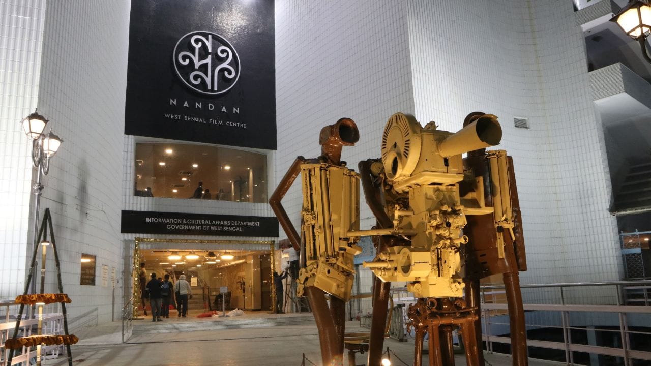 নন্দন - নন্দন বরাবরই বাঙালির কাছে কালচারাল ডেস্টিনেশন। নন্দনে সিনেমা দেখা হোক বা রবীন্দ্র সদনের বাইরে চায়ের আড্ডা, প্রেম একটু গাঢ় হলে ক্ষতি কী? - GETTY