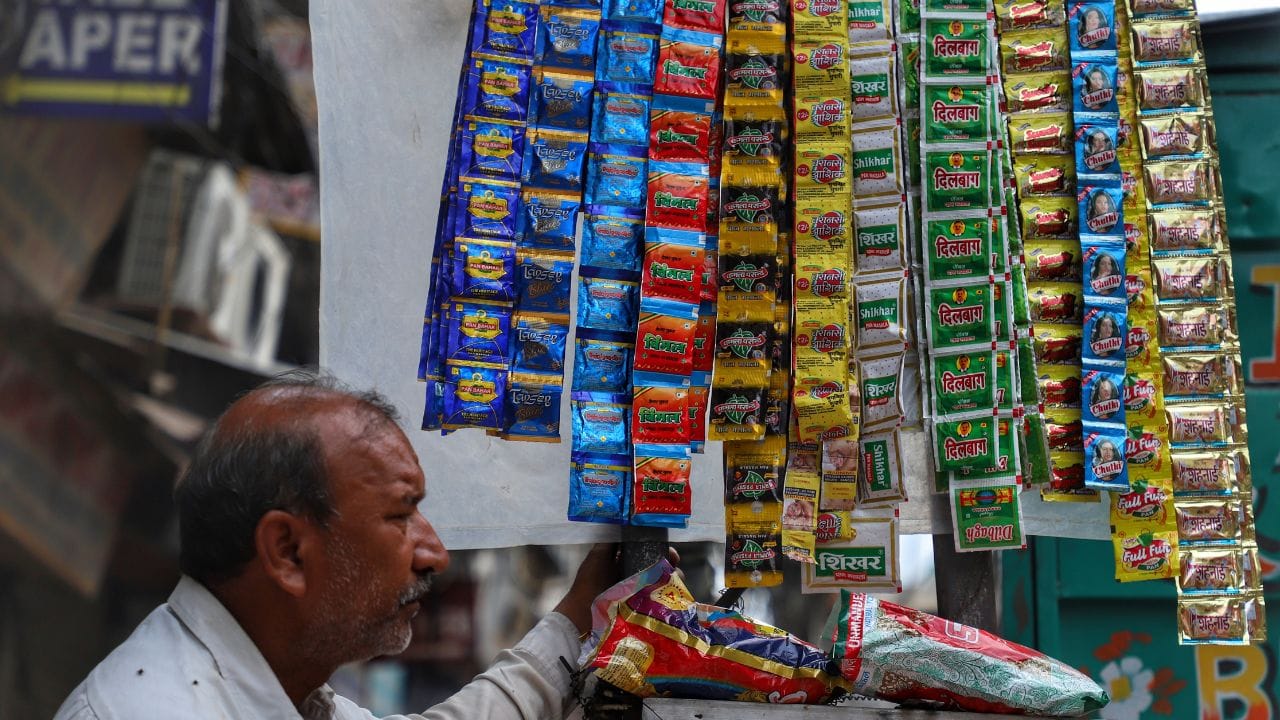 গুটখা বা তামাকজাত দ্রব্য মজুত, প্যাক বা বিক্রির জন্য কোনো প্লাস্টিকের স্যাশে আর বিক্রি করা যাবে না। (Getty) 