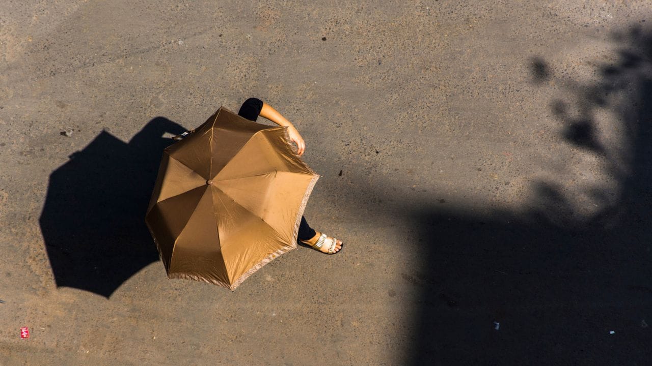 খুব বেশি রোদে থাকলে হালকা ঠান্ডা জল খান। এতে হিট স্ট্রোক হওয়ার সম্ভাবনা কমে যায়।  - GETTY