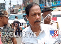 গাড়িতেই ছিলেন আরাবুল, লাঠি নিয়ে ভাঙচুর করল...