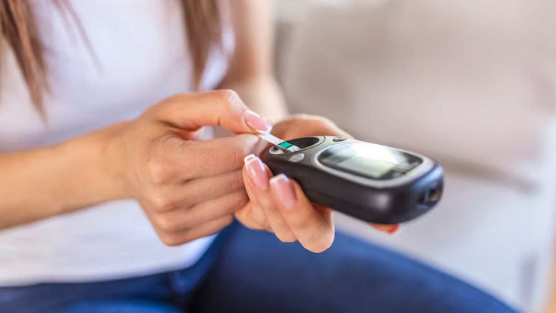 আজকাল ইন্টারমিটেন্ট ফাস্টিং-এর প্রবণতা বাড়লেও শরীরের প্রয়োজন না বুঝে দীর্ঘক্ষণ খালি পেটে থাকা উচিত নয়। বিশেষ করে ঘুম কম হলে বা মানসিক চাপ থাকলে দীর্ঘ উপবাস ব্লাড সুগারের ভারসাম্য পুরোপুরি নষ্ট করে দিতে পারে।