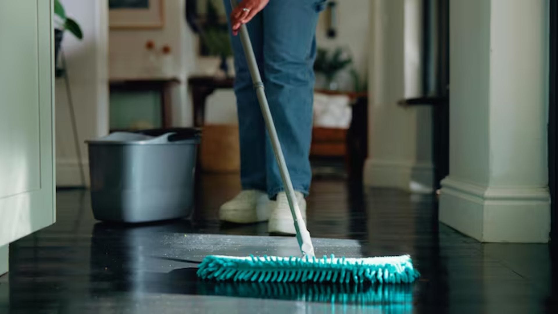 অনেকেই নিজের সুবিধা মতো দিনের যেকোনো সময় ঘর মুছে থাকেন। কিন্তু বাস্তু মতে এটি ভুল। ঘর মোছার সবচেয়ে উপযুক্ত সময় হলো ‘ব্রাহ্ম মুহূর্ত’ (সূর্যোদয়ের আগে, ভোর ৪টে থেকে ৫:৩০টার মধ্যে)। যদি তা সম্ভব না হয়, তবে সূর্যোদয়ের ঠিক পরেই পরিষ্কার-পরিচ্ছন্নতার কাজ সেরে নেওয়া উচিত।