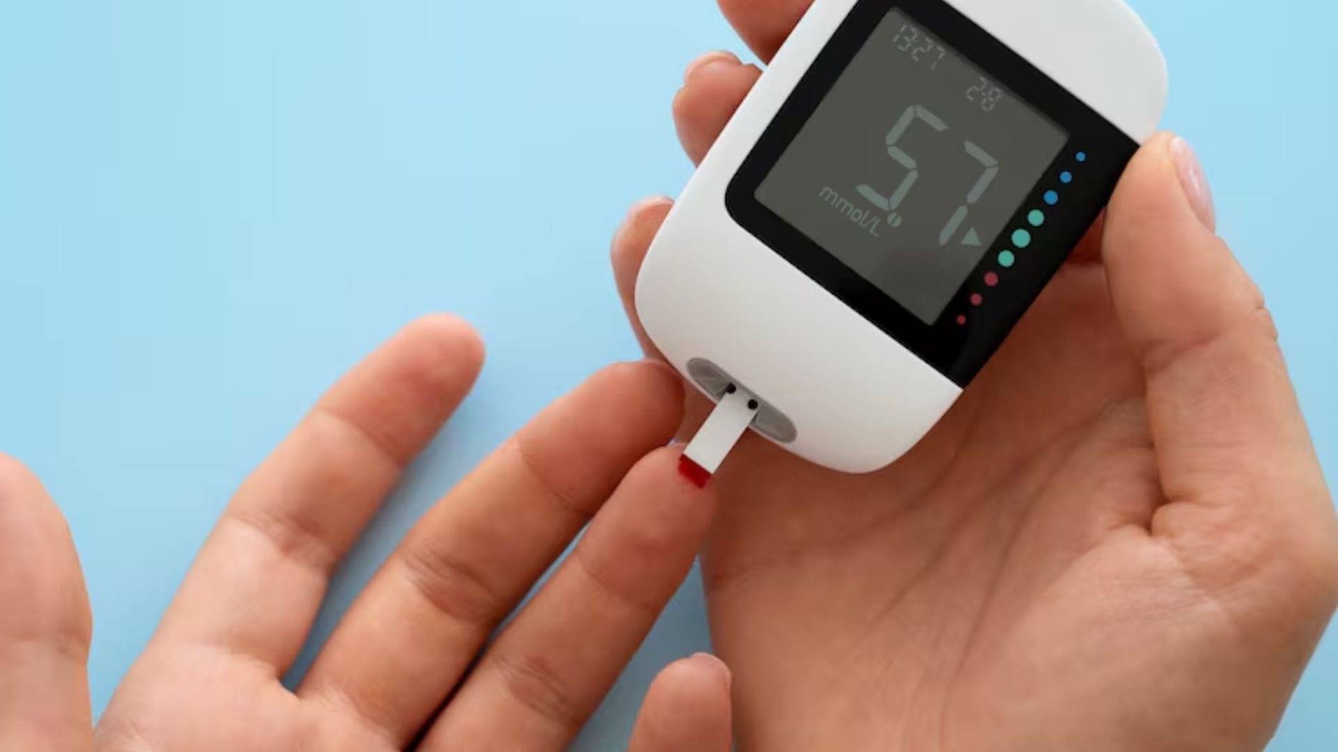 সকালে ঘুম থেকে ওঠার পর শরীরকে হাইড্রেটেড রাখা জরুরি। পর্যাপ্ত জল না খেলে রক্ত ঘন হয়ে যায়, যা সুগারের ঘনত্ব বাড়িয়ে দেয়। সুস্থ থাকতে সকালে পর্যাপ্ত জল খাওয়ার অভ্যাস করুন।