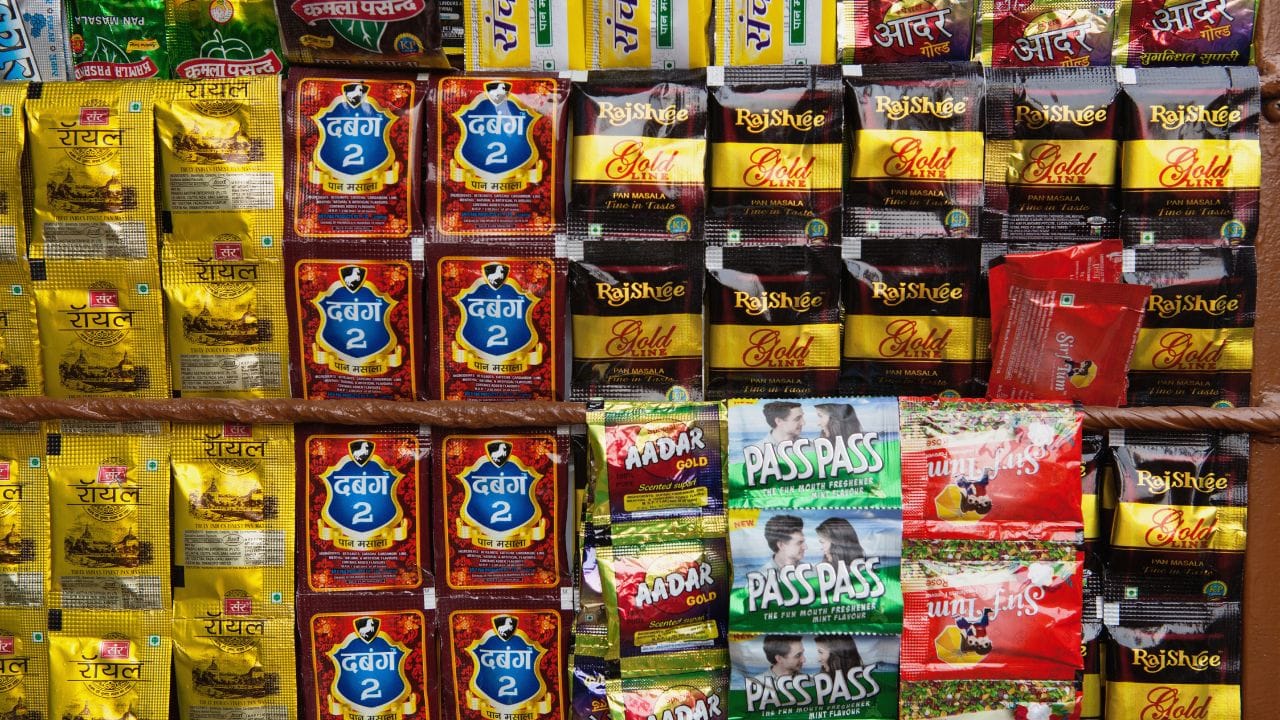 প্লাস্টিকের বদলে এখন কাগজ, পেপারবোর্ড ও সেলুলয়েডের মতো পচনশীল ও প্রাকৃতিক উপাদান ব্যবহারের পরামর্শ দেওয়া হচ্ছে। (Getty) 