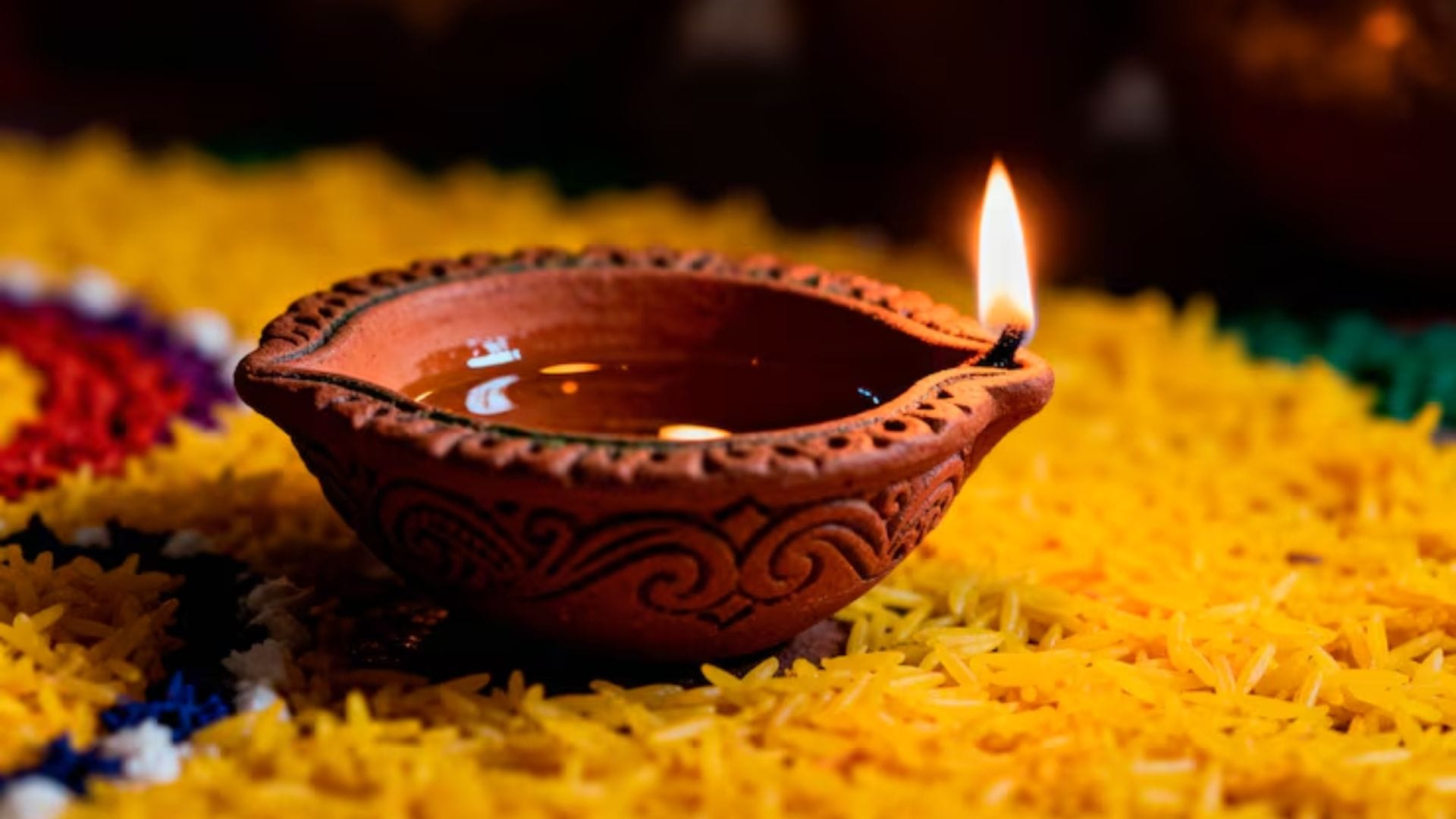 প্রদীপ জ্বালানোর সময় সলতের মুখ সবসময় উত্তর বা পূর্ব দিকে রাখা উচিত। এতে শুভ ফল লাভ করা যায়। প্রদীপের শিখা বা মুখ কখনো পশ্চিম দিকে রাখা উচিত নয়। শাস্ত্র মতে, এর ফলে মানসিক চাপ বা দুশ্চিন্তা বাড়তে পারে।