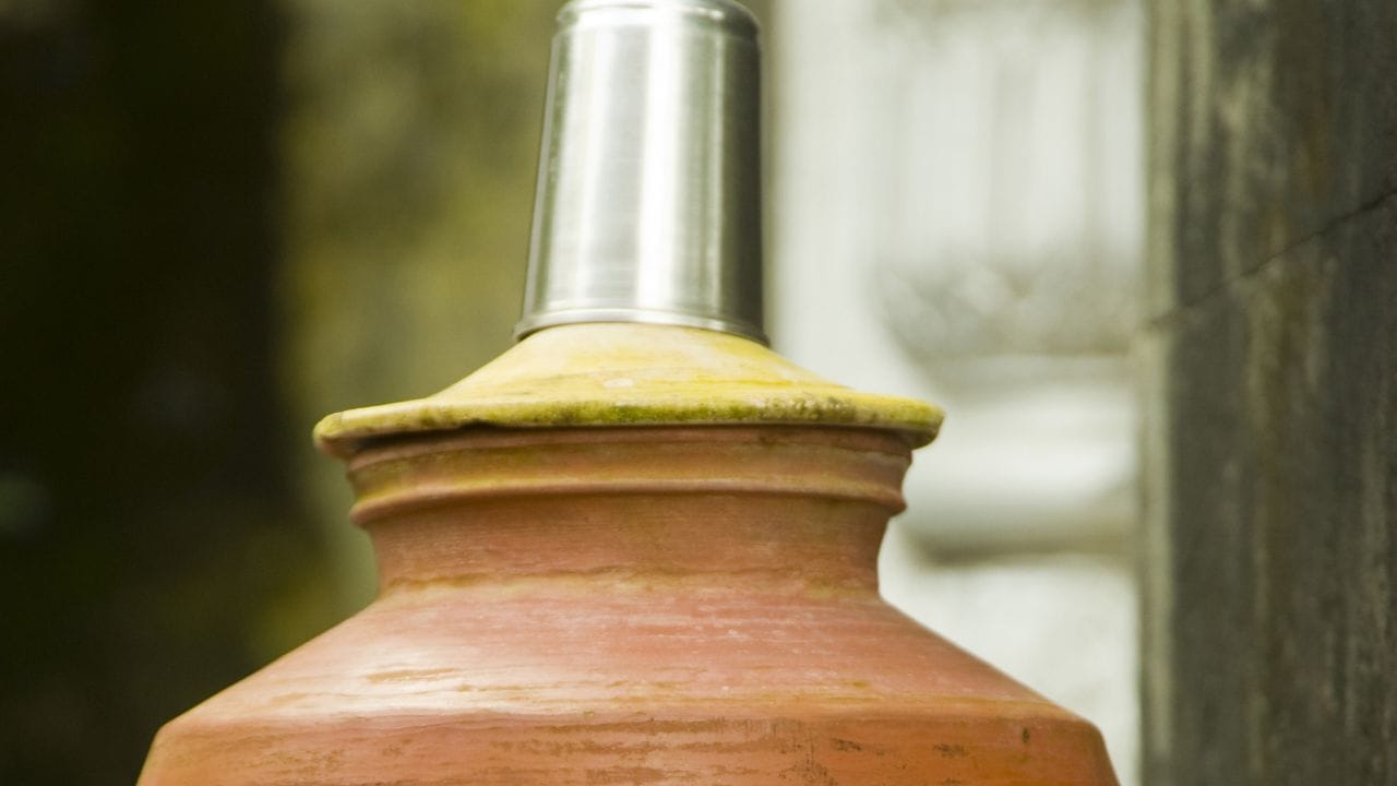 ঘরোয়া তাপমাত্রার জল বা কলসির জল আপনার জন্য সবথেকে উপকারী। এর ফলে শরীরে কোনও ক্ষতি হয় না।  -GETTY