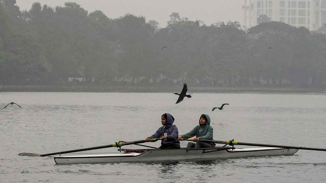লেক (রবীন্দ্র সরোবর) - দক্ষিণ কলকাতার রবীন্দ্র সরোবর মানেই প্রেম। শান্ত লেকের পাড়ে ছায়ায় বসে অন্তহীন গল্প করার আদর্শ ঠিকানা। - PTI