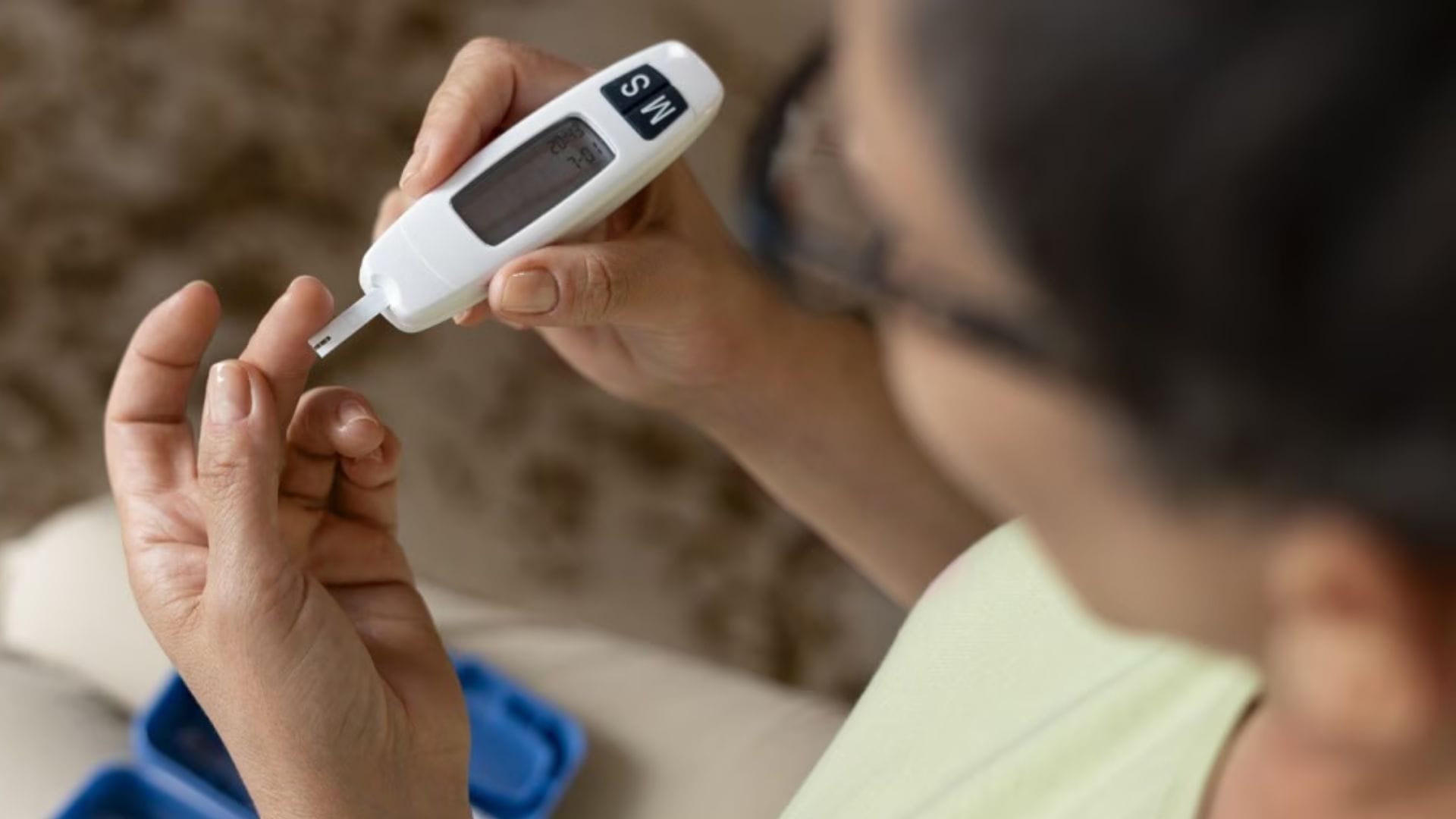 সকালে যদি কেবল শর্করা বা কার্বোহাইড্রেট জাতীয় খাবার খাওয়া হয়, তবে সুগার স্পাইক হওয়ার সম্ভাবনা বেশি থাকে। প্রাতরাশে ডিম, পনির বা ডালের মতো প্রোটিন সমৃদ্ধ খাবার রাখলে রক্তে শর্করার শোষণ ধীরগতিতে হয়।