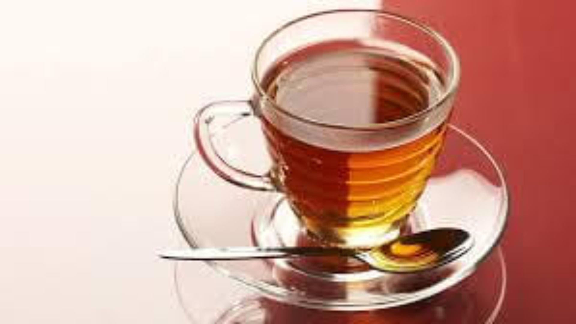  দাঁত ও হাড়ের যত্ন: লিকার চায়ে থাকা ফ্লুরাইড দাঁতের ক্যাভিটি আটকায় এবং এনামেলকে শক্তিশালী করে। এছাড়া নিয়মিত এই চা পানে হাড়ের ঘনত্ব বৃদ্ধি পায়, যা অস্টিওপোরোসিসের ঝুঁকি কমায়।