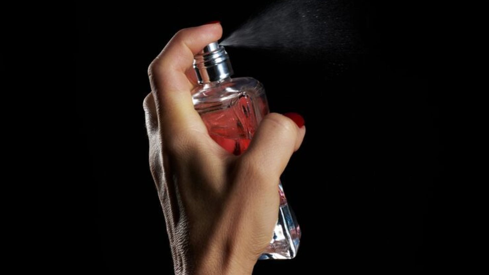  অ্যাসপিরিন ট্যাবলেটের ব্যবহার: দু’টি অ্যাসপিরিন ট্যাবলেট গুঁড়ো করে সামান্য গরম জলে গুলে নিন। এই মিশ্রণে দাগযুক্ত অংশটি কিছুক্ষণ ভিজিয়ে রাখুন। রাসায়নিক বিক্রিয়ায় দাগ উধাও হয়ে যাবে।