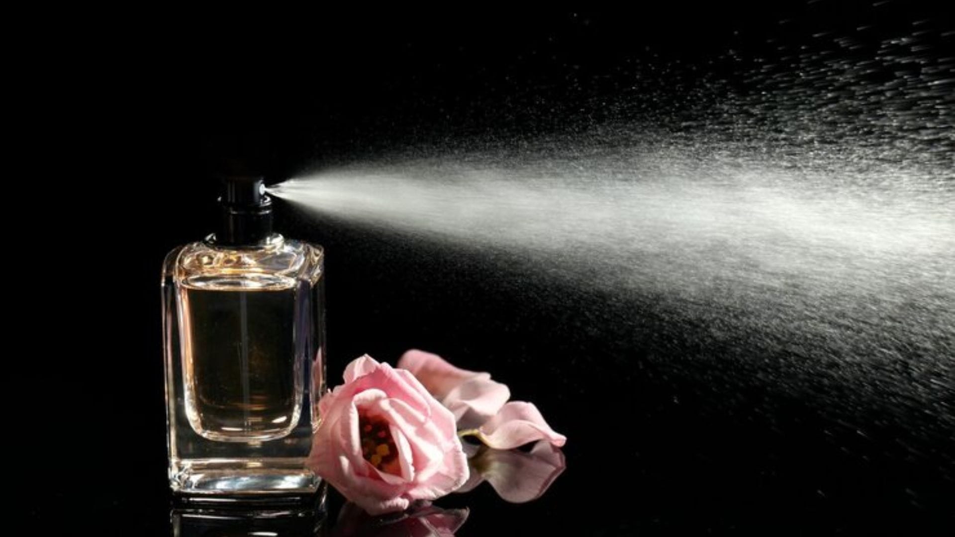  তাড়াতাড়ি পরিষ্কার করা: পারফিউমের দাগ যত পুরনো হয়, তা তোলা তত কঠিন হয়ে পড়ে। তাই দাগ লাগার সাথে সাথে ঠান্ডা জলে ধুয়ে ফেললে বা ভিজে কাপড় দিয়ে মুছে নিলে দাগ স্থায়ী হওয়ার ভয় থাকে না।