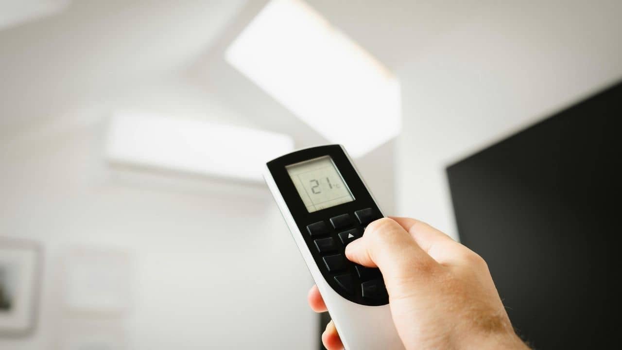 AC Running Costing: এই গরমে দিনে টানা ৫-৬ ঘণ্টা AC চালাচ্ছেন? কত বিল আসবে, হিসাব জেনে নিন