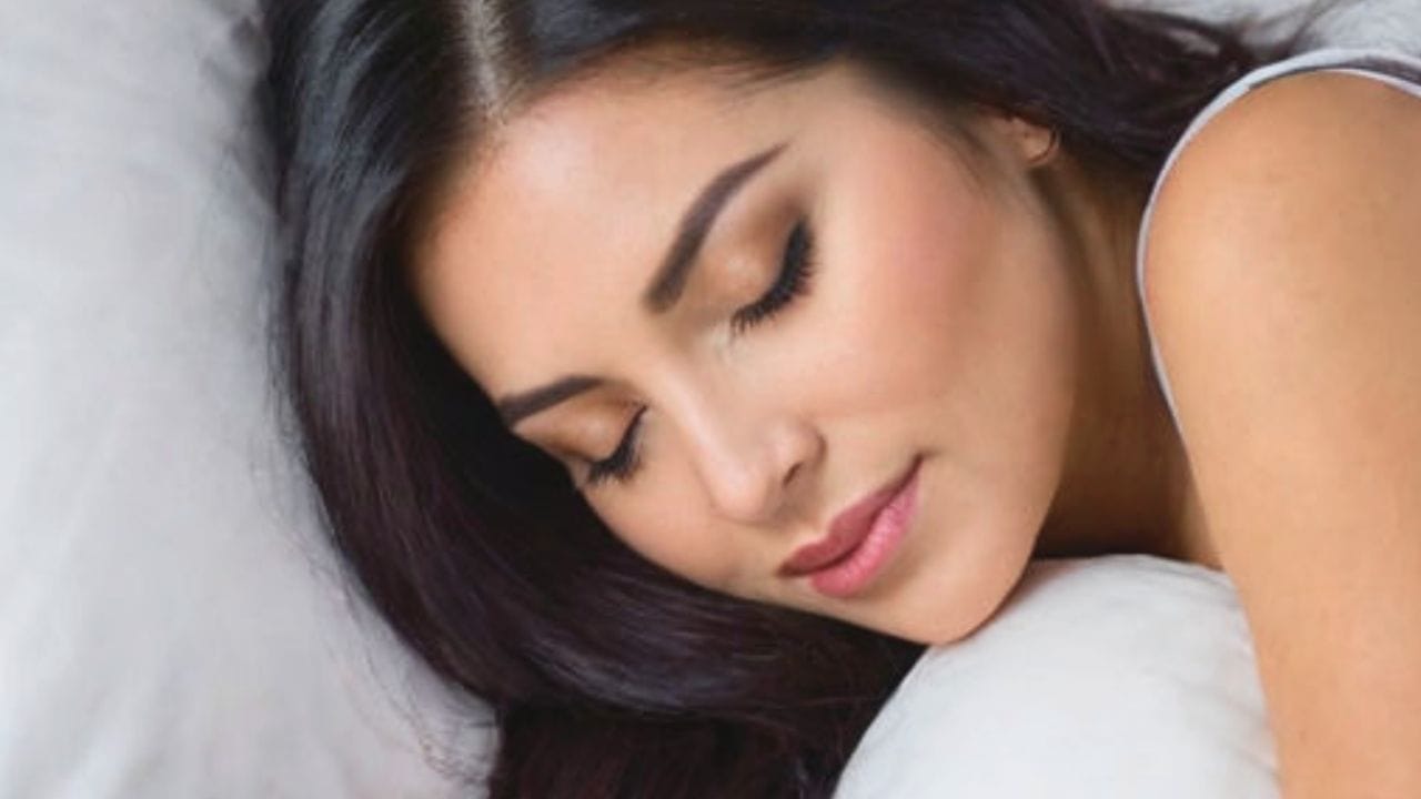 ঘরে সঠিক আর্দ্রতা বজায় থাকলে, ঘুমের মান উন্নত হয়। নাক শুকিয়ে যাওয়া বা সর্দি-কাশি লাগার সম্ভাবনাও কমে যায়। 