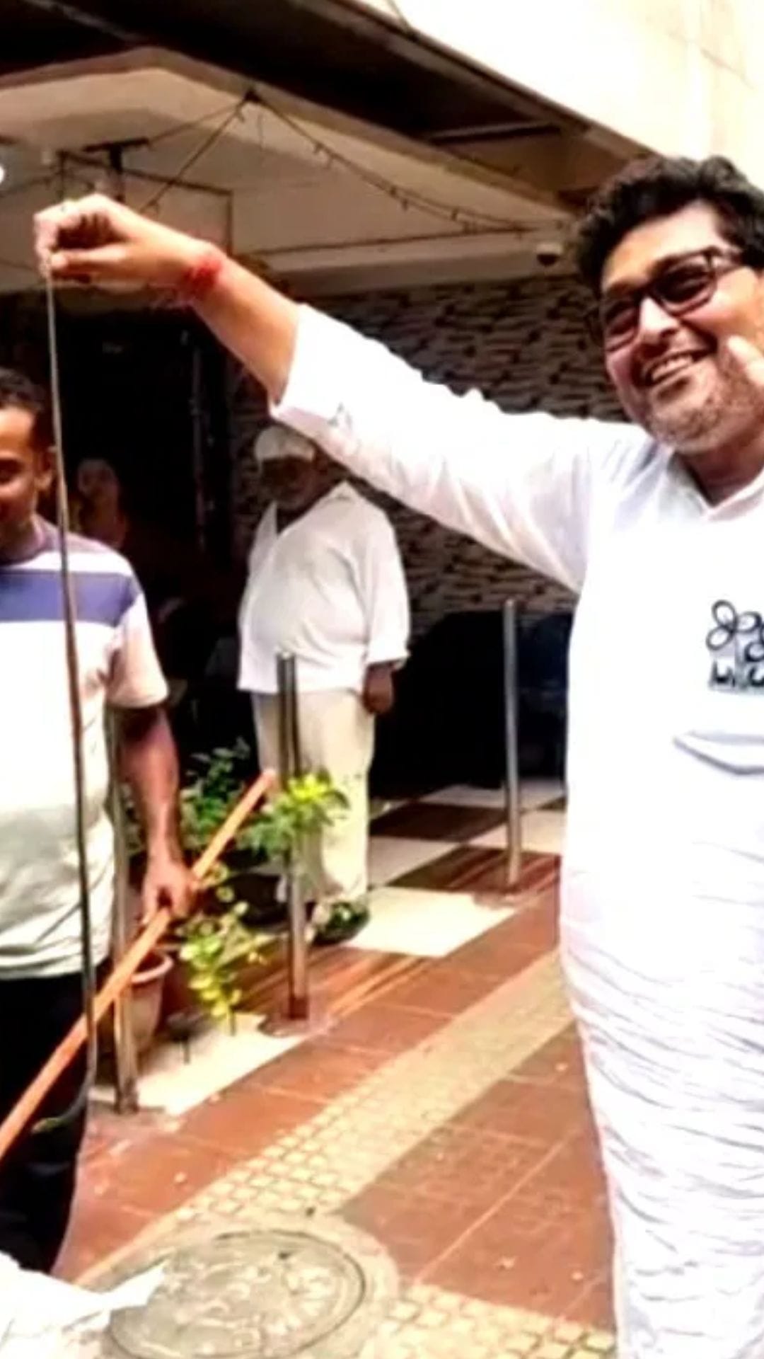 ভোট বড় বালাই! সাপ ধরলেন তৃণমূল কাউন্সিলর