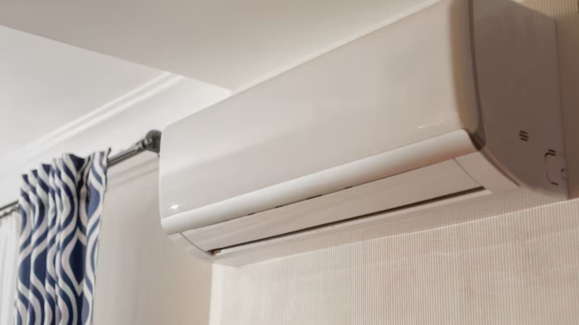 এসির আরামদায়ক পরিবেশে শরীর অলস হয়ে পড়ে এবং হাঁটাচলা বা শারীরিক পরিশ্রম করার ইচ্ছে কমে যায়। এই কম সক্রিয়তা পরোক্ষভাবে ওজন বৃদ্ধিতে সাহায্য করে। Photo: Freepik