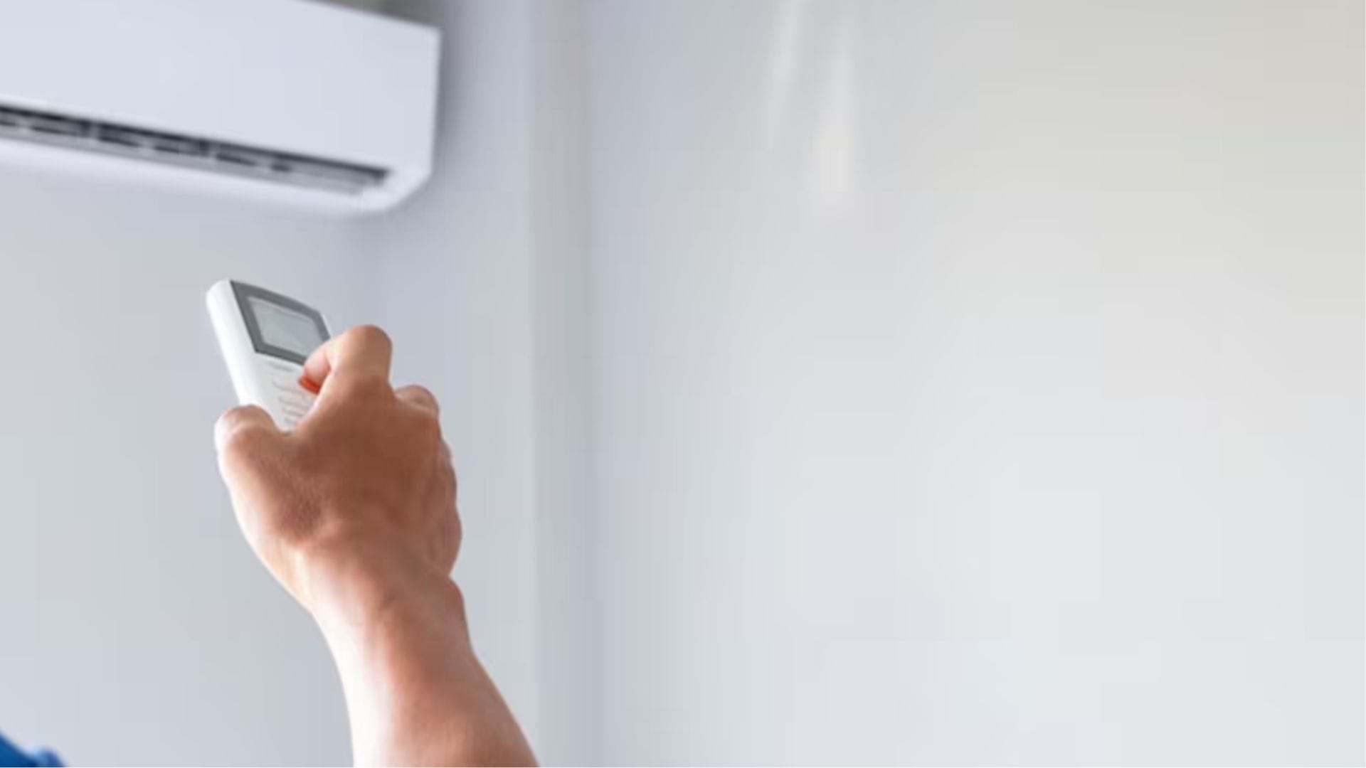 শরীরকে সুস্থ রাখতে খুব কম তাপমাত্রায় এসি চালানো এড়িয়ে চলুন। মাঝারি তাপমাত্রায় এসি ব্যবহার করলে শরীরের ওপর চাপের পরিমাণ কম হয়। Photo: Freepik