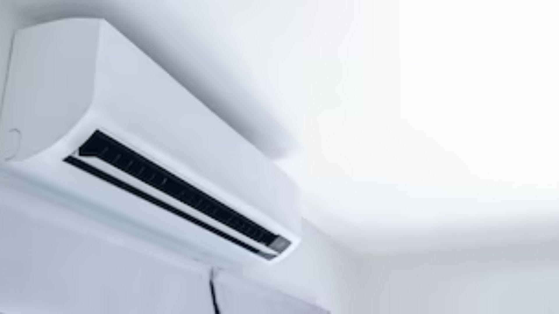  এসিতে থাকলে তৃষ্ণা কম পায়, ফলে ডিহাইড্রেশনের সম্ভাবনা থাকে। সুস্থ থাকতে এসিতে বসেও প্রচুর পরিমাণে জল পান করা জরুরি। Photo: Freepik