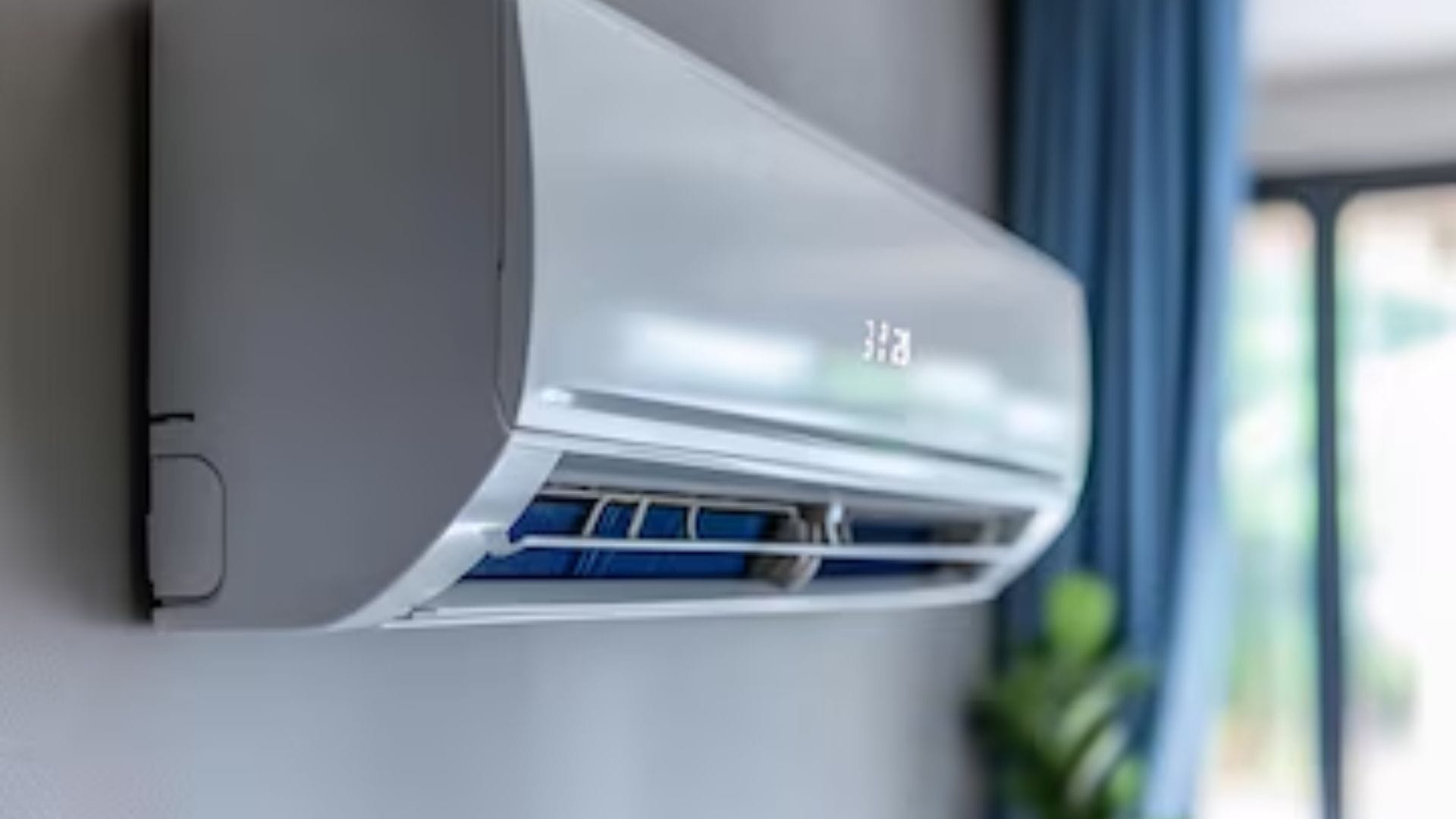 বিশ্ব স্বাস্থ্য সংস্থা (WHO) এবং NCIB-র রিপোর্ট অনুযায়ী, সারাক্ষণ এসির কৃত্রিম তাপমাত্রায় থাকলে শরীরের স্বাভাবিক তাপমাত্রা সহ্য করার ক্ষমতা বা 'অ্যাডাপ্টেশন পাওয়ার' ধীরে ধীরে কমে যায়। Photo: Freepik