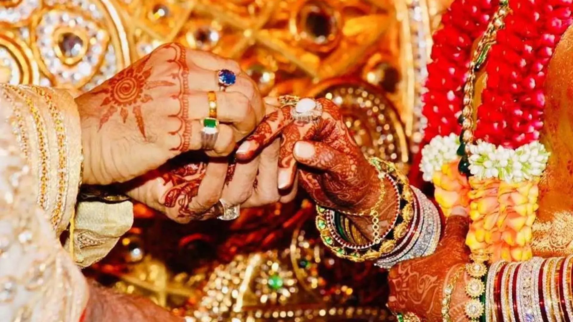 বিয়ের দিন ঐশ্বর্য পরেছিলেন ডিজাইনার নীতা লুল্লার তৈরি করা সোনালি কাঞ্জিভরম শাড়ি। এই শাড়িটিতে আসল সোনা এবং দামি স্ফটিক খচিত ছিল, যার আনুমানিক মূল্য ছিল ৭৫ লক্ষ টাকা।