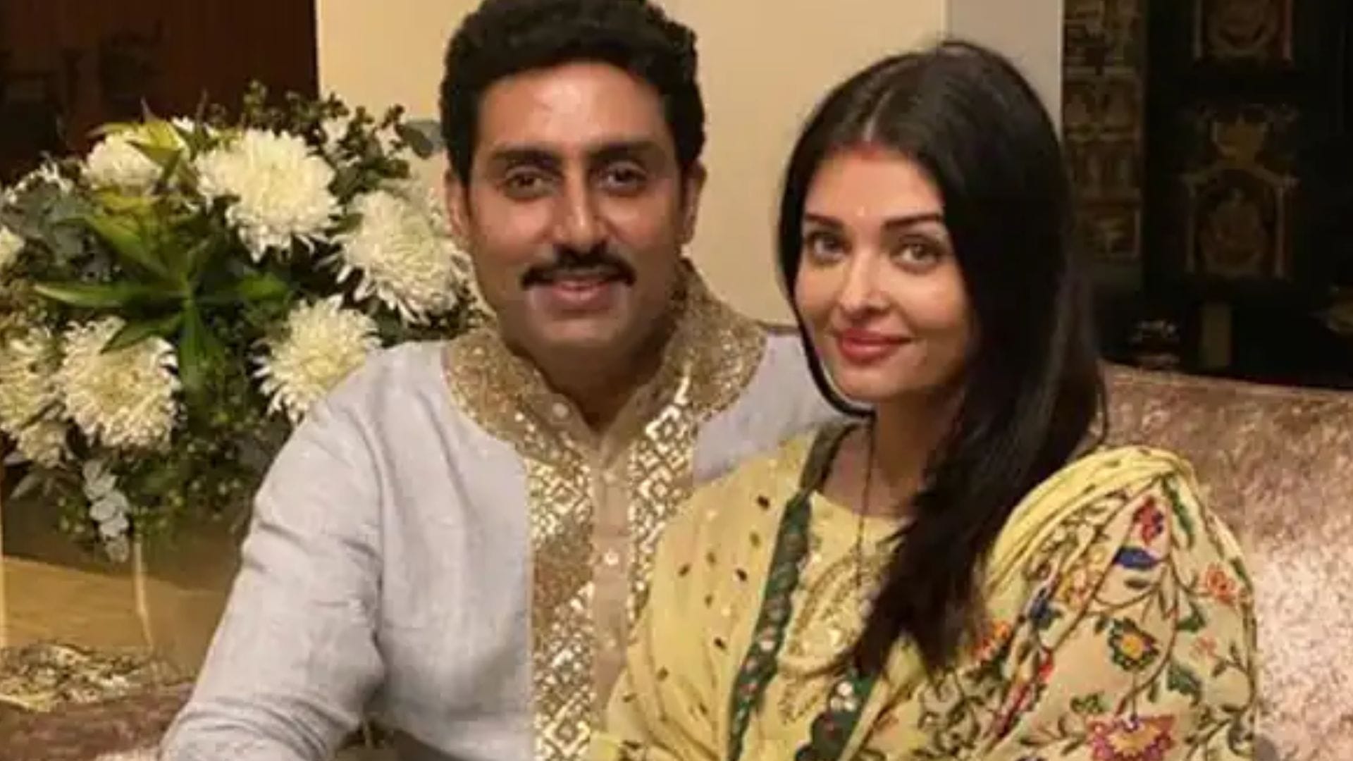 শাড়ির সঙ্গে মিলিয়ে ঐশ্বর্য পরেছিলেন ভারী কুন্দনের গয়না ও হীরা খচিত গয়না। শুধু তাঁর বিয়ের গয়নাগাটির দামই ছিল কয়েক কোটি টাকা।