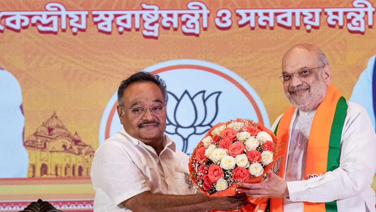 বিজেপির প্রথম সংকল্প, অনুপ্রবেশ মুক্ত বাংলা গড়ে তোলা হবে। অমিত শাহ বলেন, “বিজেপি বাংলায় সরকার গঠন করলে অনুপ্রবেশকারীদের বেছে বেছে বের করে আনব। অনুপ্রবেশ মুক্ত সরকার গঠন করা হবে।”