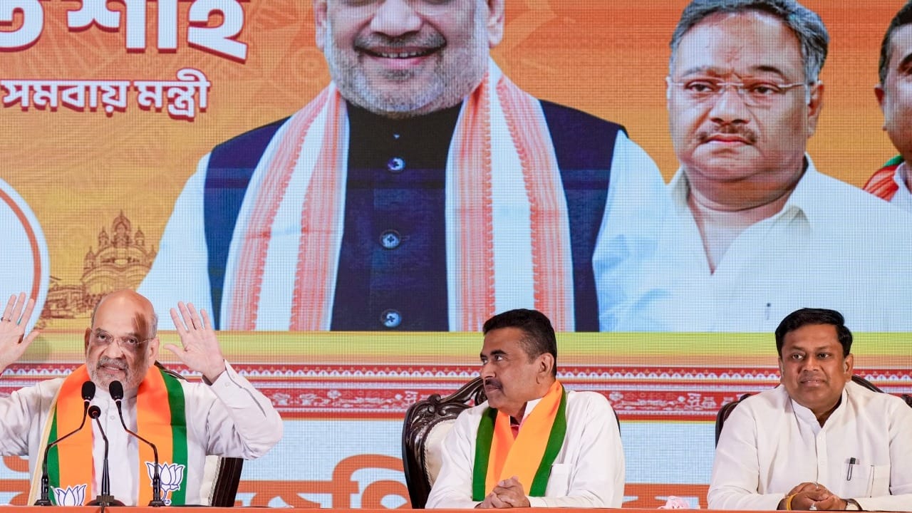 বাংলার মহিলাদের সাবলম্বী করতে অন্নপূর্ণা ভান্ডারে মাসে তিন হাজার টাকা দেওয়া হবে। মাসের ১ তারিখ থেকে ৫ তারিখের মধ্যে অ্যাকাউন্টে টাকা দেওয়া হবে।