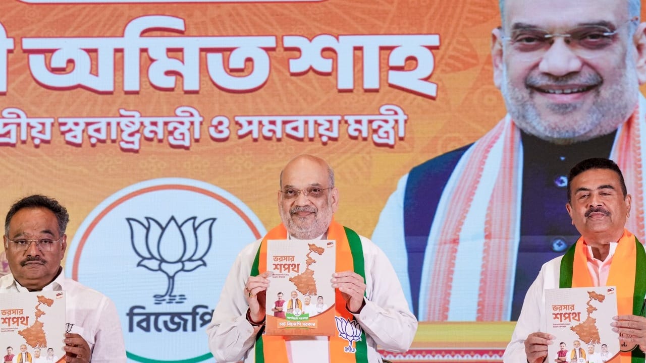 আগামী পাঁচ বছরে ১ কোটি মানুষের জন্য নতুন চাকরি ও স্বনির্ভর হওয়ার সুযোগ তৈরি করা হবে। যুবক-যুবতিদের চাকরি না হওয়া পর্যন্ত প্রতি মাসে ৩ হাজার টাকা দেওয়া হবে।