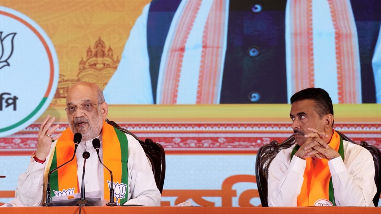 সরকারি কর্মচারী ও পেনশনভোগীদের ডিএ অর্থাৎ মহার্ঘ ভাতা সুনিশ্চিত করা হবে। সপ্তম বেতন কমিশন চালু হবে। ৪৫ দিনে শূন্যপদ পূরণ করা হবে।