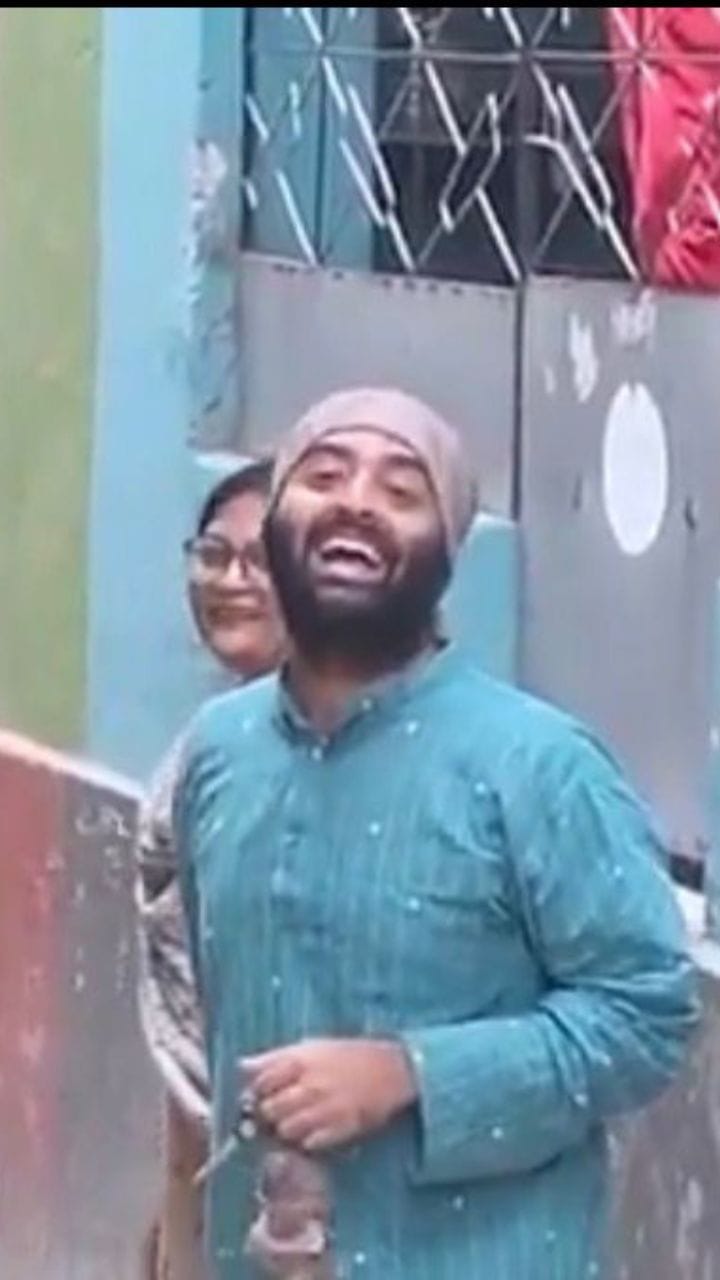 ভোট দিয়ে বেরিয়েই হাসতে হাসতে যা বললেন অরিজিৎ