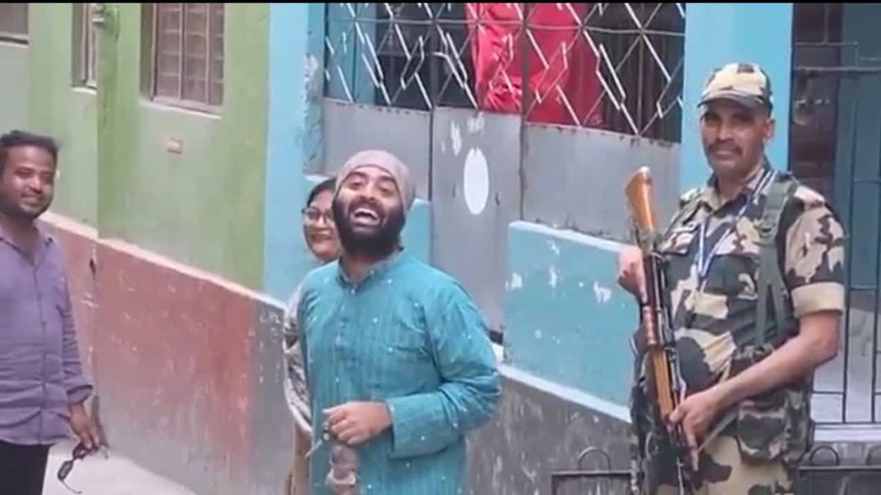 ভোট দিয়ে বেরিয়েই হাসতে হাসতে অরিজিৎ বলেই ফেললেন... ভোট দিয়ে বেরিয়েই হাসতে হাসতে অরিজিৎ বলেই ফেললেন...