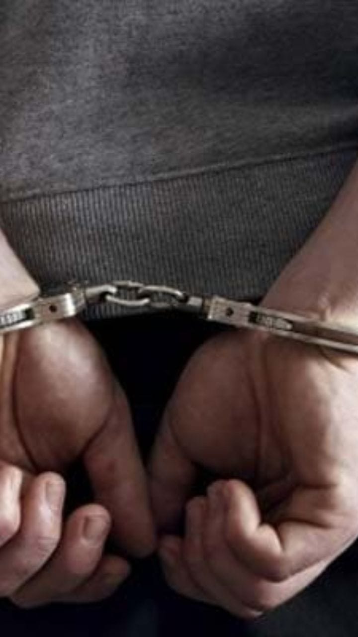 শিলিগুড়ির তৎকালীন পুলিশ কমিশনার একজন 'দুর্নীতিগ্রস্ত' জেলাশাসককে গ্রেফতার করেছিলেন...