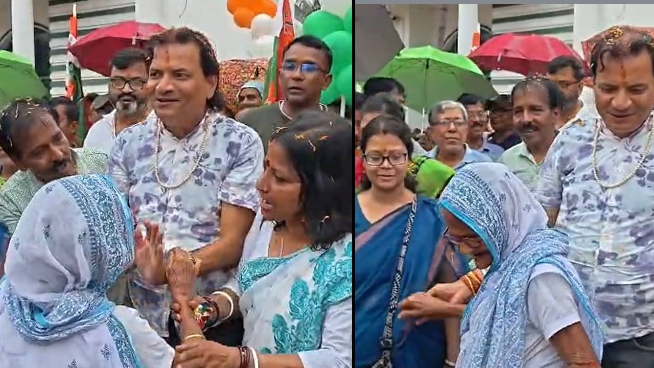 Asansol: আমি তো বেঁচে আছি বাবা, তৃণমূল প্রার্থীর হাত ধরে আর্তি ডিলিটেড বৃদ্ধার