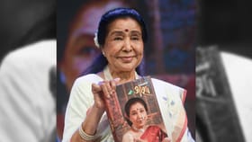 জীবনে চড়াই-উতরাই পেরিয়ে কীভাবে সুরের আকাশে ধ্রুবতারা হয়ে ওঠেন আশা?