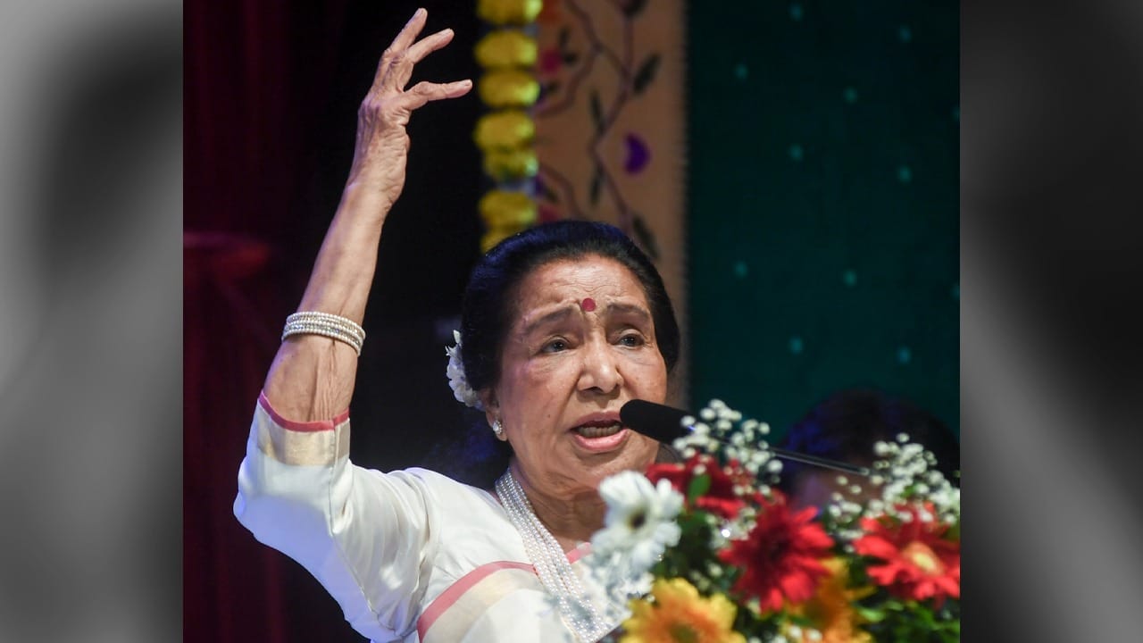 মাত্র ১৬ বছর বয়সে তিনি পরিবারের অমতে গিয়ে লতা মঙ্গেশকরের সেক্রেটারি ৩১ বছর বয়সী গণপতরাও ভোঁসলেকে বিয়ে করেছিলেন। এই সিদ্ধান্ত নিয়ে পরিবারের সঙ্গে তাঁর সাময়িক দূরত্বও তৈরি হয়েছিল। তবে সেই দাম্পত্য সুখের হয়নি। দুই সন্তানসহ অন্তঃসত্ত্বা অবস্থায় স্বামীর ঘর ছেড়ে তাঁকে বেরিয়ে আসতে হয়েছিল চরম লাঞ্ছনা সহ্য করে। সেই কঠিন সময়ে গানই ছিল তাঁর একমাত্র আশ্রয় এবং তিন সন্তানকে মানুষ করার হাতিয়ার।