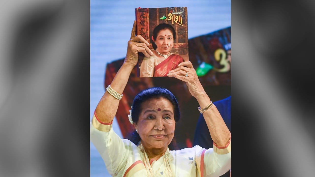 আর ডি বর্মনের সঙ্গে জুটি বেঁধে একের পর এক বাংলা আধুনিক গানে ঝড় তোলেন আশা। ‘এনে দে রেশমি চুড়ি’, ‘একটা দেশলাই কাঠি জ্বালও’ আজও দুর্গাপুজোর প্যান্ডেলে আবহ বদলে দেয়। একের পর এক বাংলা ছবিতেও আশার গান মন জয় করে অনুরাগীদের।