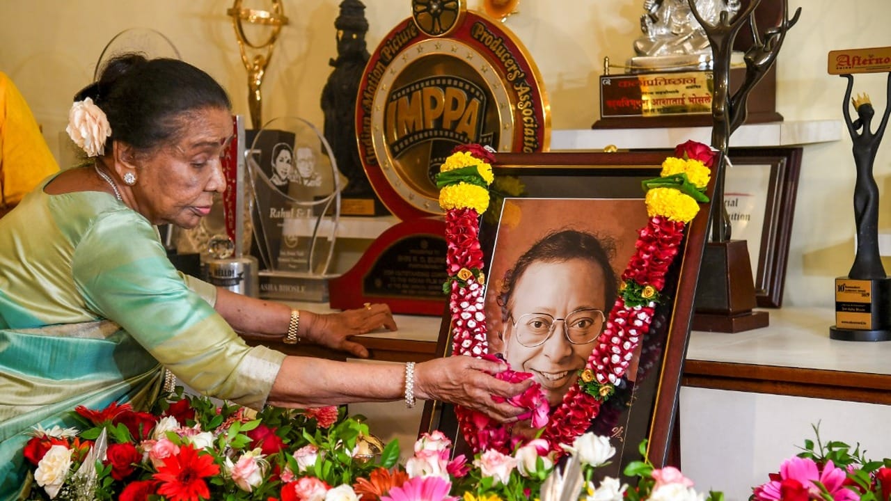 দীর্ঘ বিরতির পর আশার জীবনে বসন্ত হয়ে আসেন সুরের জাদুকর রাহুল দেব বর্মন । বয়সে আশার চেয়ে ৬ বছরের ছোট রাহুল ছিলেন তাঁর গানের গুণমুগ্ধ। ১৯৮০ সালে তাঁরা বিবাহবন্ধনে আবদ্ধ হন। সুরের এই জুটি ভারতীয় সংগীতকে আধুনিকতার নতুন দিশা দেখিয়েছিল। কিন্তু ১৯৯৪ সালে আর ডি বর্মনের অকাল প্রয়াণ আশাকে ফের একা করে দেয়।