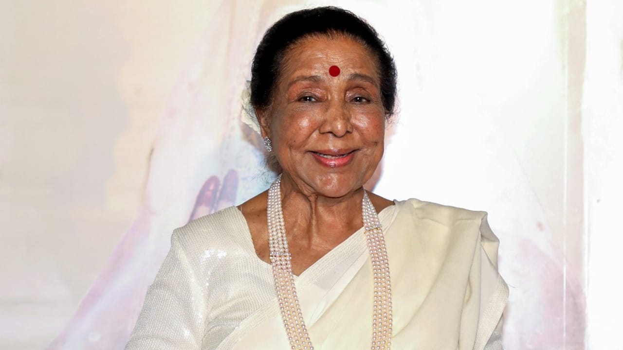 বাঙালি শ্রোতাদের কাছে আশা ভোঁসলে এক আলাদা আবেগের নাম। বাংলা আধুনিক গান এবং চলচ্চিত্রে তাঁর অবদান অনস্বীকার্য। সুধীন দাশগুপ্ত থেকে নচিকেতা ঘোষ— তাবড় বাঙালি সুরকারদের পছন্দের তালিকায় তিনি ছিলেন শীর্ষে। ‘মন মেতেছে মন ময়ূরী’ বা ‘আকাশ প্রদীপ জ্বলে’ আজও প্রত্যেক বাঙালির মনের মণিকোঠায় অমলিন হয়ে আছে।