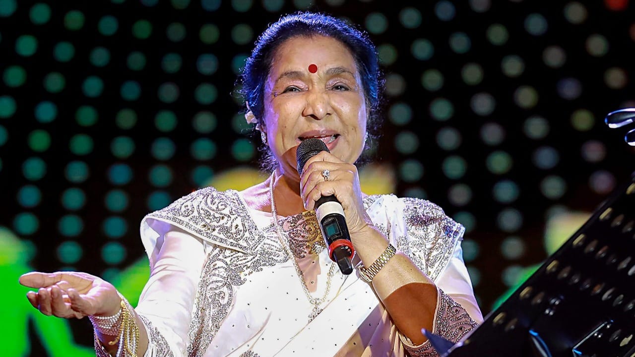 ২০১২ সালে তাঁর একমাত্র কন্যা বর্ষা ভোঁসলে আত্মহত্যা করেন। এরপর ২০১৫ সালে তাঁর বড় ছেলে হেমন্ত ভোঁসলে ক্যান্সারে আক্রান্ত হয়ে মারা যান। একের পর এক এমন ব্যক্তিগত শোক সত্ত্বেও তিনি ভেঙে পড়েননি। মঞ্চে উঠেছেন, দর্শকদের গান শুনিয়েছেন এবং নিজের পেশাদারিত্ব বজায় রেখেছেন।