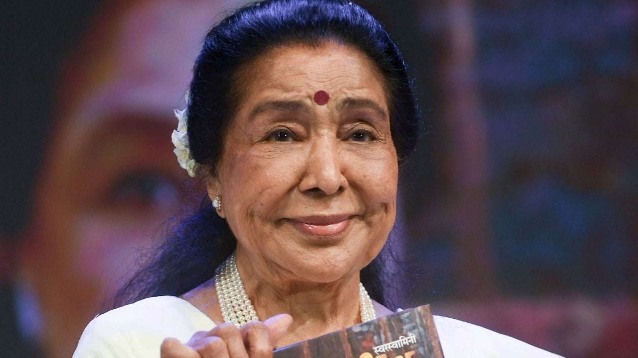 মাত্র ১০ বছর বয়সে প্রথমবার সিনেমায় গান গেয়েছিলেন। মারাঠি ছবি ‘মাজা বাল’। সেই সিনেমায় গেয়েছিলেন ‘চালা চালা নাভ বালা’। পারিশ্রমিক পেয়েছিলেন ১০০ টাকা। 