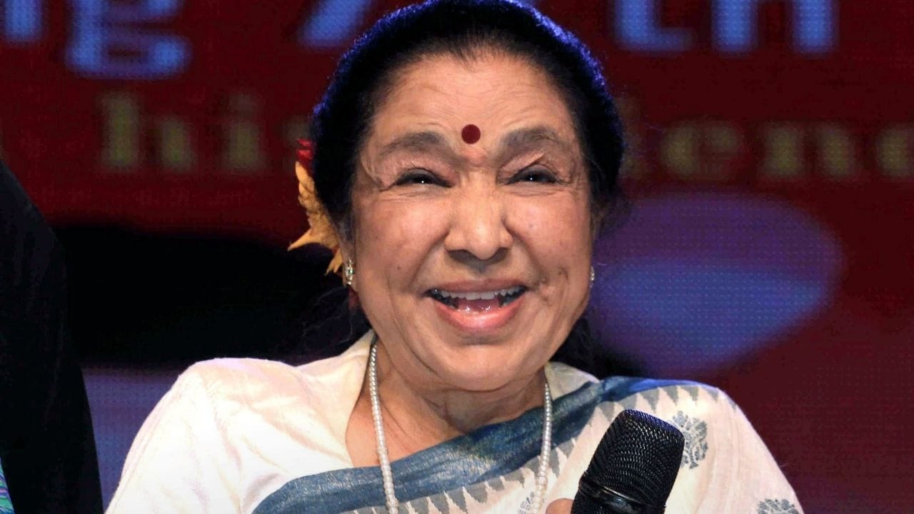 ৯২ বছরে থামল যাত্রা। ১২ এপ্রিল প্রয়াত হলেন আশা ভোঁসলে। কিংবদন্তী সঙ্গীতশিল্পী তাঁর আট দশকের দীর্ঘ কেরিয়ারে তিনি ২০টিরও বেশি ভাষায় ১১ হাজারেরও বেশি গান গেয়েছেন। 