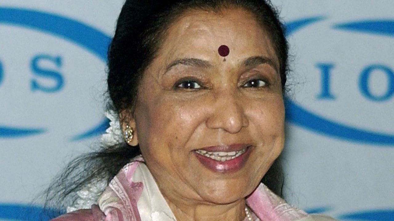 রিপোর্ট অনুযায়ী, আশা ভোঁসলের সম্পত্তির আনুমানিক মূল্য ৮০ থেকে ১০০ কোটি টাকা।  মুম্বই ও পুণেতে বাড়ি রয়েছে। ছিল লাক্সারি অ্যাপার্টমেন্ট, যা পরে তিনি বিক্রি করে দেন। 