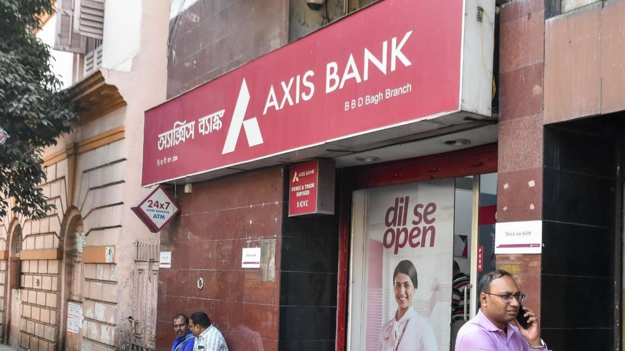 Axis Bank layoffs: চাকরি চলে গেল Axis Bank-র ৩০০০ কর্মীর! ব্যাঙ্কিং সেক্টরেও AI-র থাবা?
