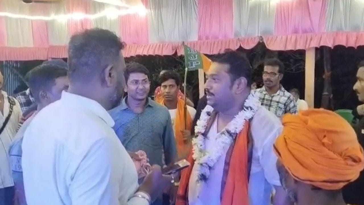 ভোট বড় বালাই। প্রচারে অভিনবত্ব আনতে প্রার্থীরা কী কী করছেন না? বাড়ি বাড়ি গিয়ে রান্না করছেন, মাছ হাতে প্রচার করছেন। কেউ রুটি বেলছেন, কাউকে আবার দাড়ি কামাতে দেখা গিয়েছে। সেই ট্রেন্ডে গা ভাসিয়েছেন সপ্তগ্রামের বিজেপি প্রার্থী স্বরাজ ঘোষ।