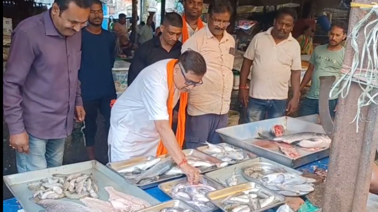 আজ সকালে মাছের বাজারে ঢোকেন তিনি। তারপর ঘুরে বেড়ান পুরো বাজারে