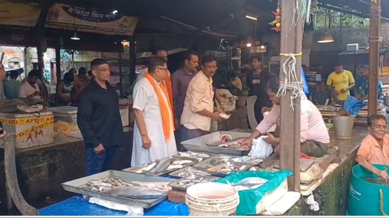 বিজেপি প্রার্থীর দাবি মাছ-মাংস নিয়ে মিথ্যা প্রচার করেছেন মাননীয়া,বিজেপি ক্ষমতায় এলে আরও ভালভাবে মাছ মাংস খেতে পারবে বাংলার মানুষ।