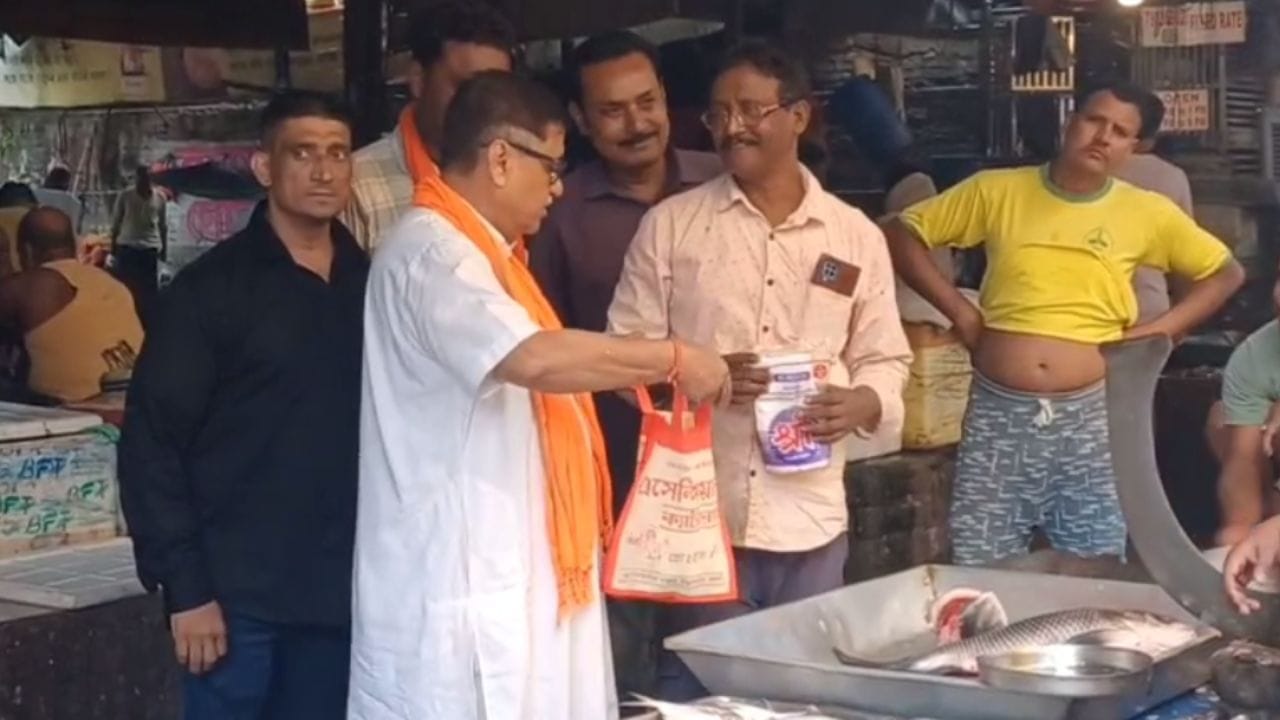 শ্রীরামপুর বিধানসভা কেন্দ্রের বিজেপি পার্থী ভাস্কর ভট্টাচার্য। শ্রীরামপুর টিন বাজারে গিয়ে মাছ কেনেন। বৃষ্টিতে রাস্তায় জমা জলে মাছও ছাড়েন।