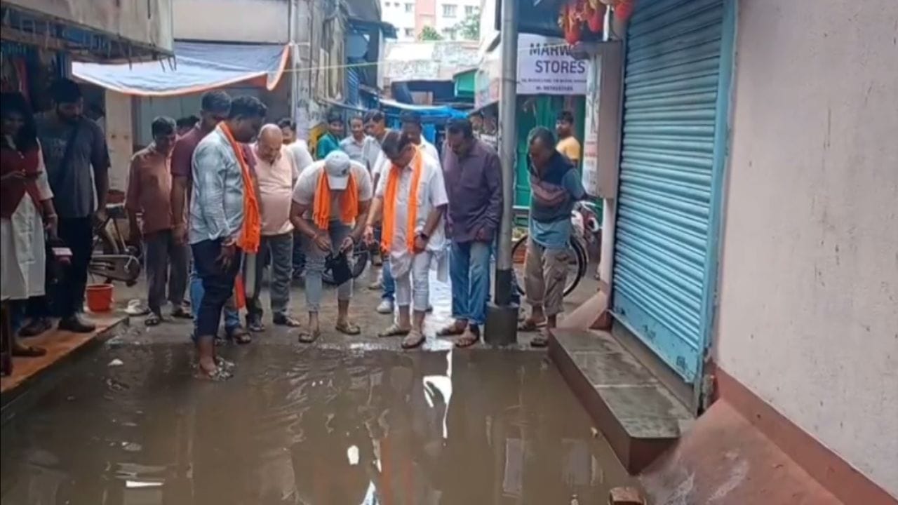 বুধবার শ্রীরামপুরে এসেছিলেন মুখ্যমন্ত্রী। সেখান থেকে বলেছিলেন, বিজেপি বাংলায় এলে মাছ-মাংস খেতে দেবে না।
