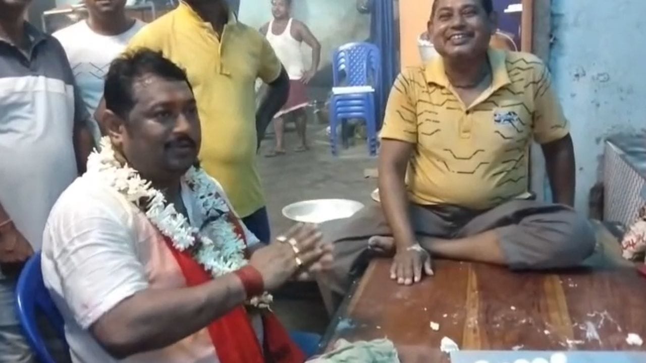 স্বরাজ ঘোষ বলেন, "ঘোষদের ছেলে, ছানার উপর দখল আছে। দুধ কাটিয়ে কীভাবে ছানা তৈরি করতে হয় সেটা আমার জানা আছে। গরম রসগোল্লা খেতে ভালো লাগে। সপ্তগ্রামের মানুষকে ৪ তারিখ ভোটের রেজাল্টের পর রসগোল্লা খাওয়াব।"